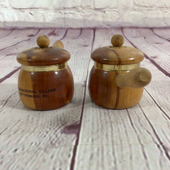 Vintage Wood Souvenir International Village Gettysburg, PA Salt and Pepper Pair - Picture 4 of 7